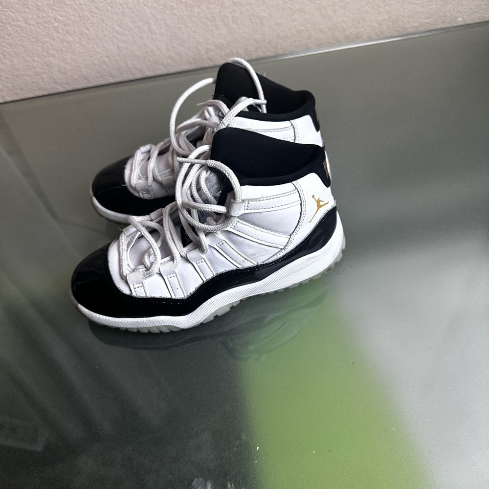 Little boys black and white Jordan 11 sz 13C